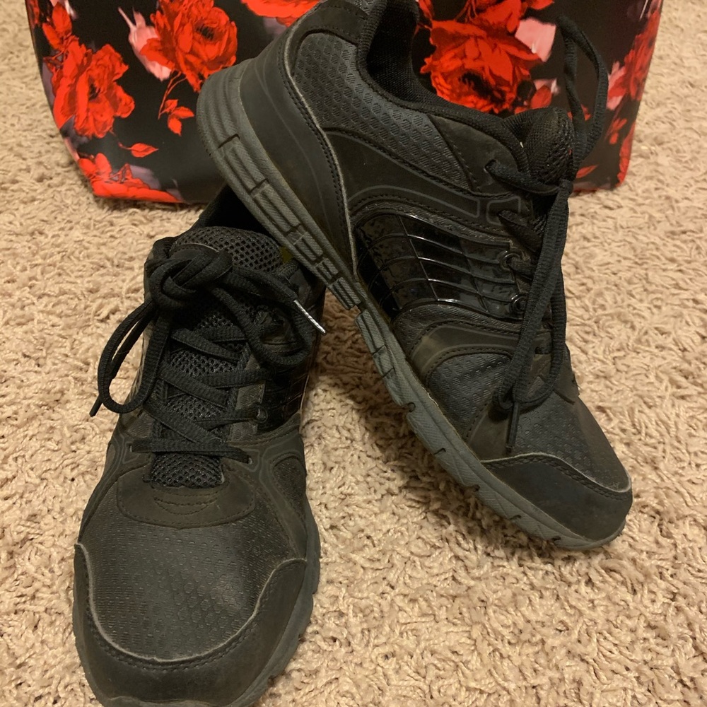Non slip work shoes